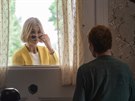 Rosamund Pike a Dianne Wiest ve filmu Jako v bavlnce (2021)