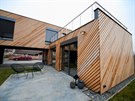 Vysn�n� d�m z lodn�ch kontejner�, kter� je precizn� oblo�en� bukov�m d�evem, si...