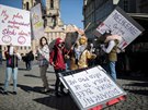 Na praském Staromstském námstí demonstrovali lidé proti vládním opatením....