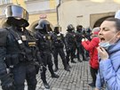 Policisté obklopují prostor demonstrace, kterou uspoádala na Václavském...