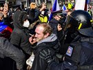 Policisté v konfrontaci s úastníkem demonstrace, kterou uspoádala na...