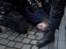 Na praském Staromstském námstí demonstrovali lidé proti vládním opatením,...