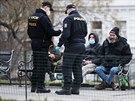 Policie u hlavního nádraí v Praze kontroluje dodrování zpísnných opatení...