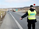 Policie kontroluje na sjezdu z dálnice D2 u Hustopeí dodrování zákazu pohybu...