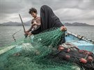 AKTUALITA: © Pablo Tosco; Fatima, matka devíti dtí, na rybolovu v jemenské...