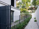 Pístupový chodník ke spolené zahrad pro majitele byt ve vyích patrech ze...