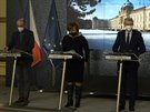 Jan Blatný, Alena Schillerová a Karel Havlíek na tiskové konferenci vlády