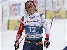 Norský bec na lyích Johannes Hösflot Klaebo projídí cílem závodu na 50...