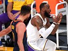 LeBron James (vpravo) z LA Lakers se zlobí na rozhodího, Stephen Curry z...