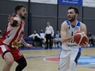 Kolínský basketbalista Adam í (vpravo) útoí v zápase s Pardubicemi, brání...