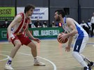 Kolínský basketbalista Adam í (vpravo) útoí v zápase s Pardubicemi, brání...
