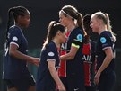 Fotbalistky Paris St. Germain oslavují gól proti Spart.