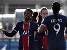 Fotbalistky Paris St. Germain oslavují gól proti Spart.