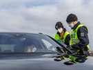 Policist� u Trotiny na Kr�lov�hradecku kontroluj� �idi�e, zda maj� platn�...