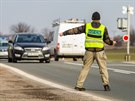 Policist� u Trotiny na Kr�lov�hradecku kontroluj� �idi�e, zda maj� platn�...