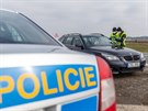 Policist� u Trotiny na Kr�lov�hradecku kontroluj� �idi�e, zda maj� platn�...
