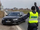 Policist� u Trotiny na Kr�lov�hradecku kontroluj� �idi�e, zda maj� platn�...