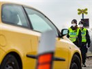 Policist� u Trotiny na Kr�lov�hradecku kontroluj� �idi�e, zda maj� platn�...