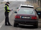 Policejní kontroly mezi okresy u Ejpovic nedaleko Plzn. (1. 3. 2021)