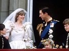 Princezna Diana a princ Charles ve svatební den na balkonu Buckinghamského...