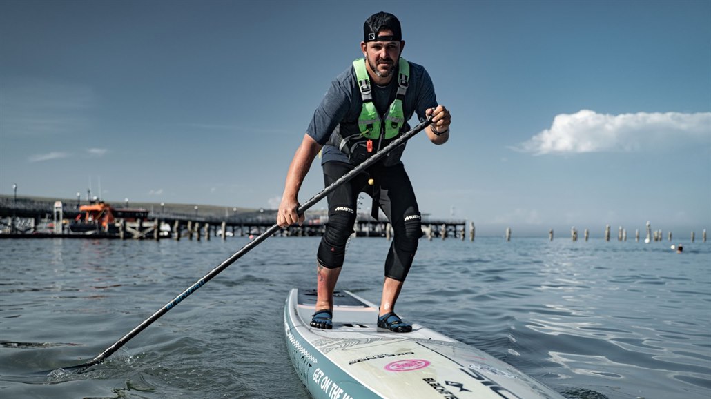 Ve stoje nikdo nepádloval déle. Dobrodruh obeplul Británii na paddleboardu