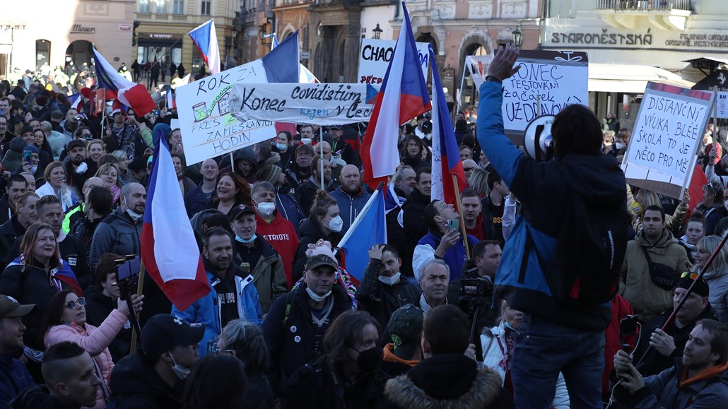 Na praském Staromstském námstí demonstrovali lidé proti vládním opatením....