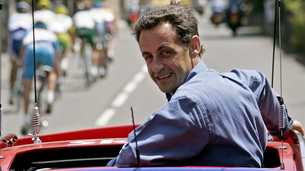 Nicolas Sarkozy sleduje etapu cyklistických závod Tour de France. (17....