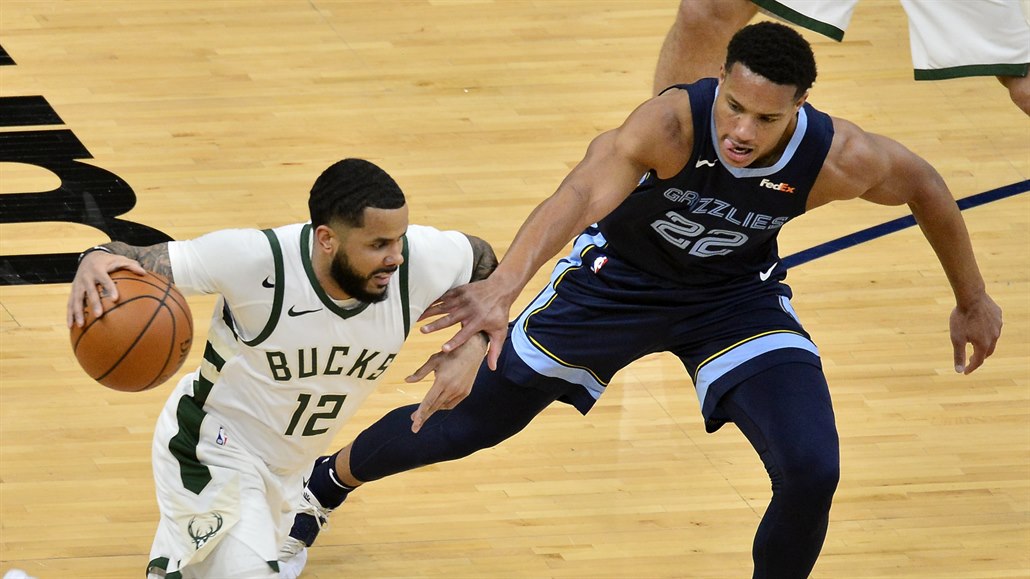 D. J. Augustin (12) z Milwaukee nají�dí v zápase s Memphisem, brání Desmond...