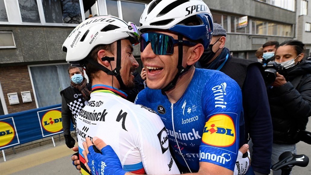 Upravte své zvyky! Cyklisté si zakázali objímání za cílovou páskou