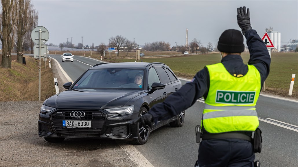 Policisté u Trotiny na Královéhradecku kontrolují �idi�e, zda mají platné...