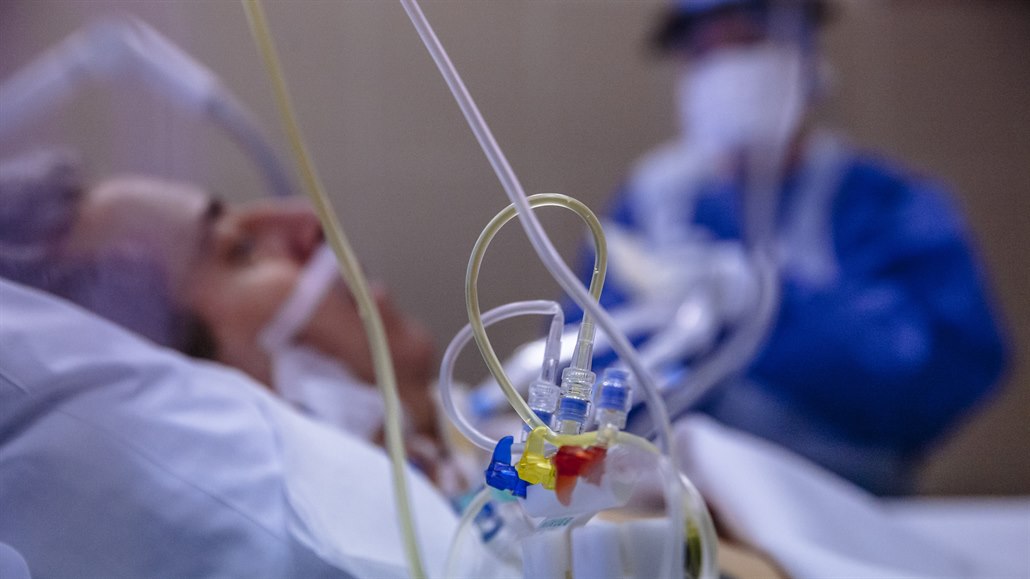 Pacient s covidem-19 leí na jednotce ARO v Klaudiánov Nemocnici v Mladé...