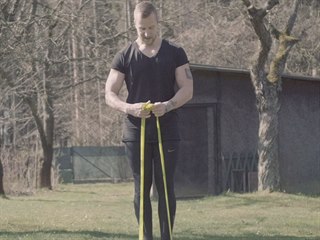 Vyrýsujte pa�e a ramena do krátkých rukáv�