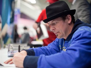 Rocker a filantrop. Takový je dnes bývalý vynikající hráč Calgary či New York...