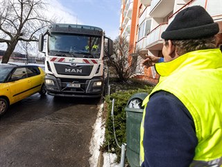 Prostějovská radnice tvrdí, že situace se zaparkovanými auty už byla neúnosná....
