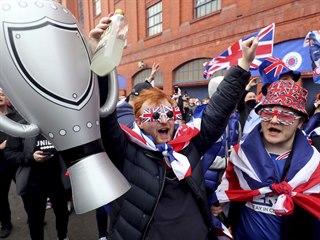 Fanoušci skotských Rangers slaví zisk historicky pětapadesátého mistrovského...