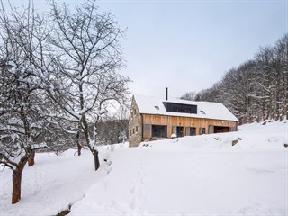 Dřevostavba nahradila zchátralou chalupu. Tvar a měřítko stavby zůstaly,...