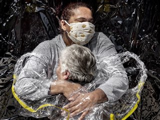REPORTÁŽ: © Mads Nissen, Politiken/Panos Pictures; První kontakt po pěti...