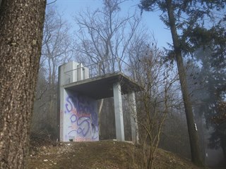 Radnici také nadělal starosti vandal, který Rullerovu vyhlídku posprejoval....