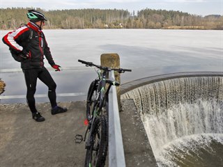 Na 100 procent je nyní naplněna například vodní nádrž Strž u Světnova nedaleko...