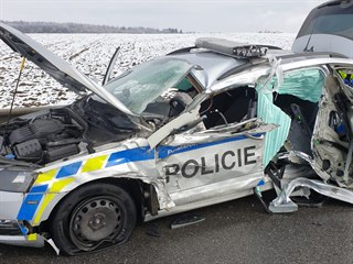 Při dopravní nehodě u Náměště nad Oslavou narazilo do služebního vozidla...