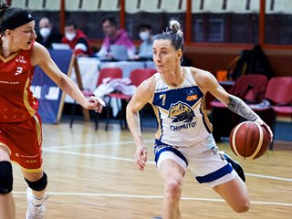 Kateřina Bartoňová z Chomutova se probíjí pod koš Slavie.