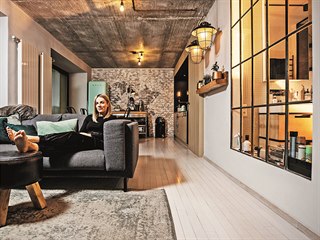 Svůj malý loftový byt Veronika miluje, tovární okno pořídila na blešáku.