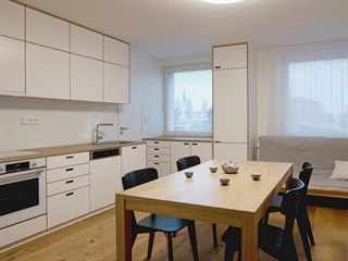 Dřevěná dubová podlaha zakončená klasickou plochou dubovou lištou sjednocuje...