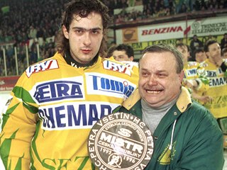 Horst Valášek (vpravo) a Roman Čechmánek po zisku titulu v roce 1996.