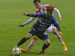 Denis Višinský (vzadu) ze Slavie v souboji s Josefem Hudcem z Karlových Varů.