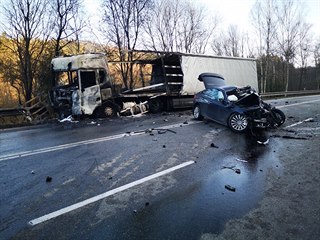 Na silnici 1/3 u Votic se srazil kamion s osobním autem. (1.3.2021)