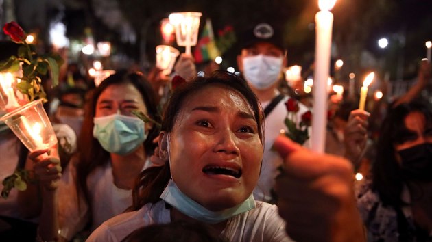 Bangkok. Vigilie za zabit pi protestech proti vojenskmu pui v Barm (4. bezna 2021)