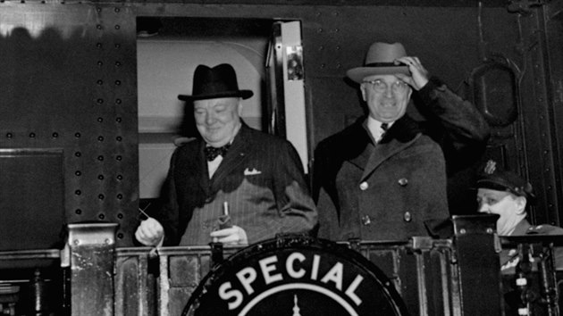 Winston Churchill a Harry Truman pijdj prezidentskm vlakem do Fultonu ve stt Missouri (54 bezna 1946)