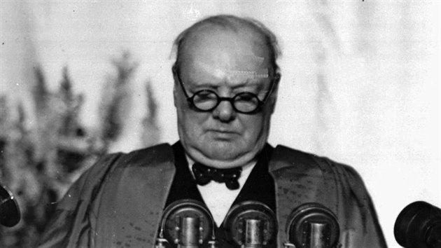 Fulton, Missouri. Winston Churchill bhem svho slavnho projevu o elezn opon rozdlujc povlenou Evropu. (5. bezna 1946)