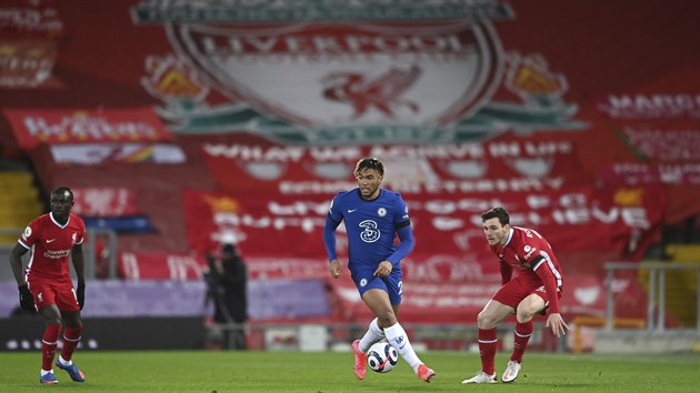 Reece James z Chelsea vede míč na hřišti Liverpoolu.